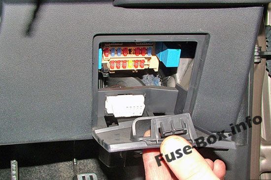 The location of the fuses in the passenger compartment: Nissan Qashqai / Qashqai+2 (2007-2013)