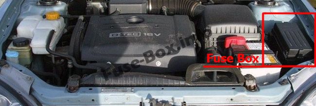 The location of the fuses in the engine compartment: Chevrolet Epica