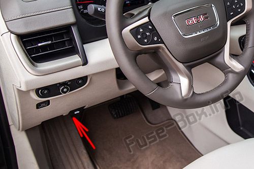 The location of the fuses in the passenger compartment: GMC Terrain (2018, 2019-...)