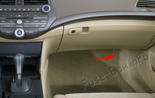 The location of the fuses in the passenger compartment: Honda Accord (2008, 2009, 2010, 2011, 2012)