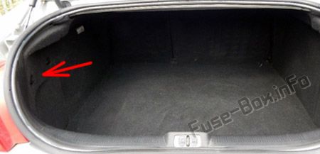 The location of the fuses in the trunk: Peugeot 407 (2004, 2005)