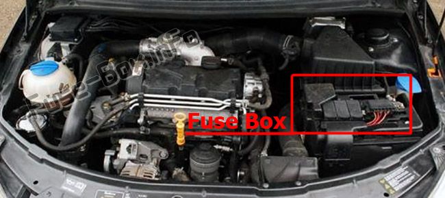 The location of the fuses in the engine compartment (AT): Skoda Fabia (2007-2014)