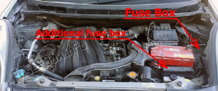The location of the fuses in the engine compartment: Nissan Note (2004-2013)