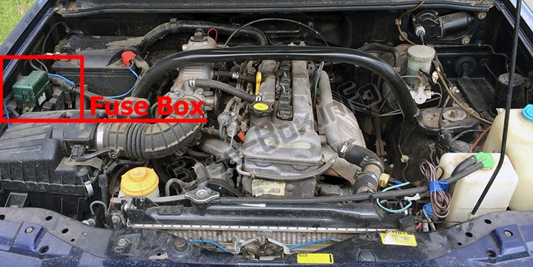 The location of the fuses in the engine compartment: Chevrolet Tracker (1999-2004)
