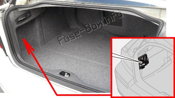 The location of the fuses in the luggage compartment: Volvo S60 (2001-2009)